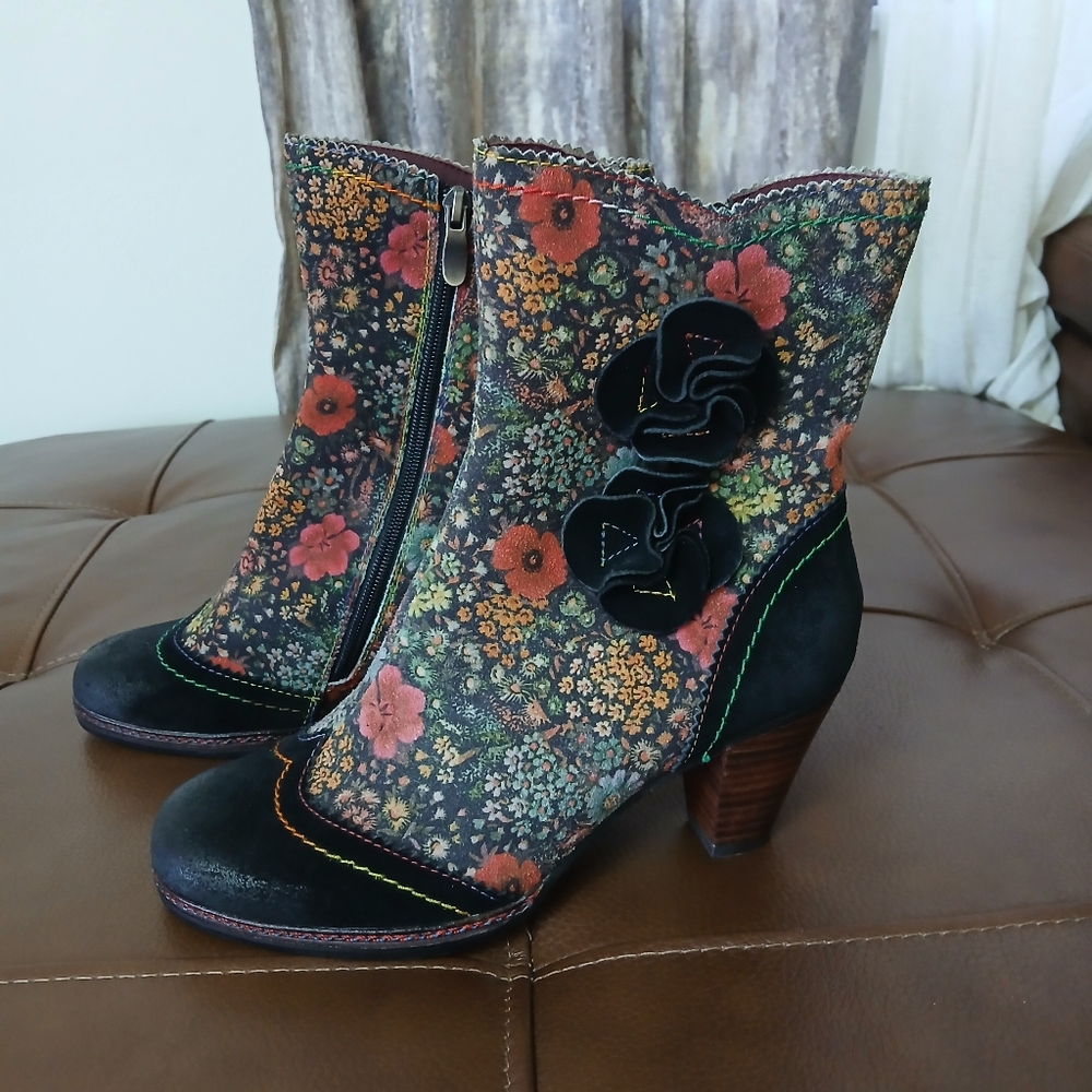 L'Artiste‎ by Spring Step FLORAL BOOTIES